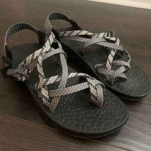 Women’s Chacos Size 6